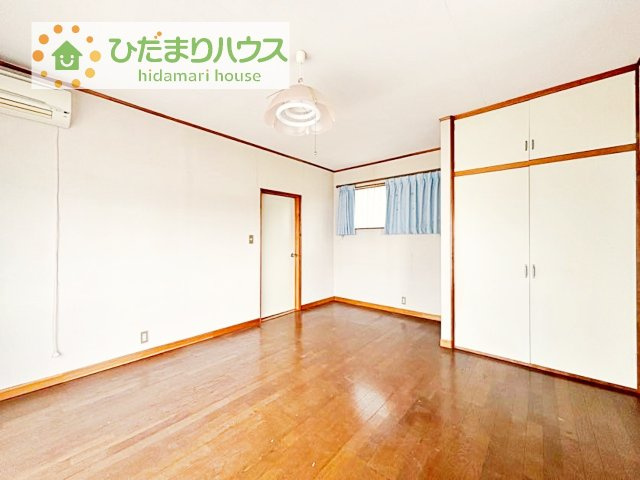 広めの主寝室は、ベッドの他にもパソコンデスクやドレッサーなども置けちゃいます(*^-^*)