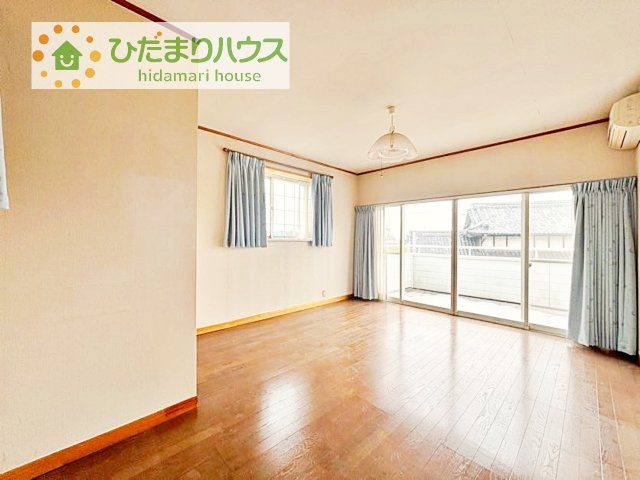 バルコニーに面していて、たっぷり光りの入る明るい主寝室です！