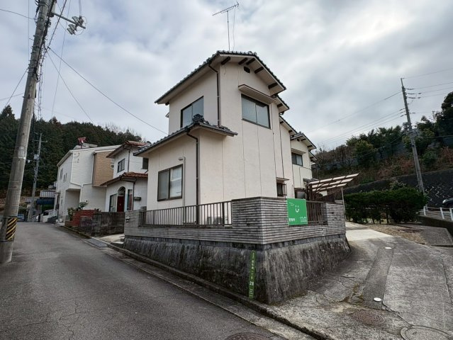 角地のため開放感があり周囲の建物との距離も確保されているため陽当たりや風通しにも期待できます。敷地には駐車スペースもあり日々の車の出入りもスムーズ。静かな住環境でゆったりとした暮らしを楽しめる立地。