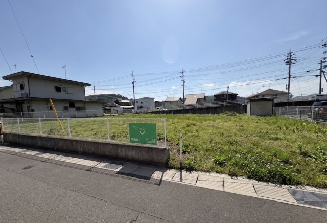 平屋住宅を建ててゆったりと暮らしたい方はもちろん、二世帯住宅を検討されている方にもおすすめです。また、複数台分の駐車スペースを設けるなど、ライフスタイルに合わせたプランニングも実現しやすい土地です。