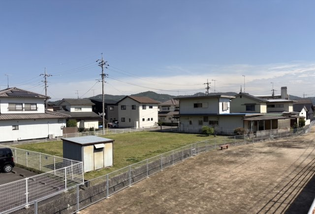現地周辺は落ち着いた住宅街が形成されており、開放感のある住環境が魅力です。周囲にはゆとりある敷地の住宅が多く、穏やかな暮らしを実現できます。静かな住環境を求める方や子育て世帯にもおすすめの土地です。