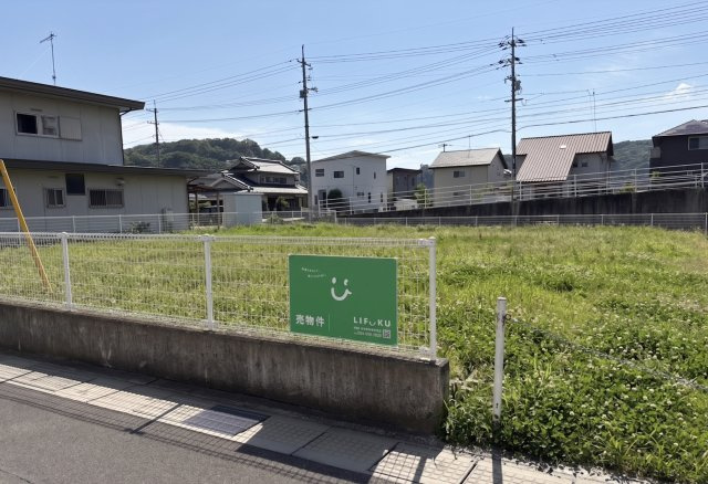 現地周辺は落ち着いた住宅街が広がっており、日々の暮らしをゆったりと楽しめる住環境が整っています。近隣には商業施設があり、食料品のお買い物も便利。毎日の生活を快適にサポートしてくれる環境が揃っています。