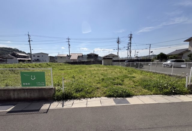 交通面では国道486号線へのアクセスも良好です。福山市中心部方面や周辺エリアへの移動もしやすく、通勤・通学、お出かけにも便利な立地です。広さと利便性、住環境を兼ね備えた魅力ある土地です。