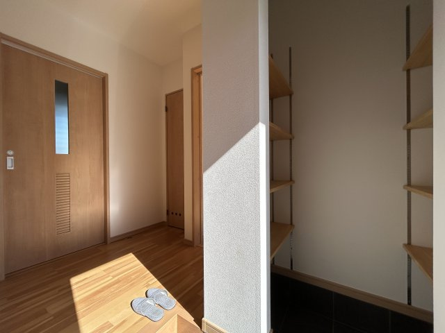 シューズクロークには靴だけではなくアウトドア用品なども置けます♪　