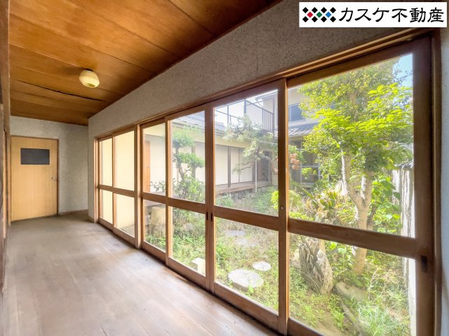 中庭を臨む広縁です