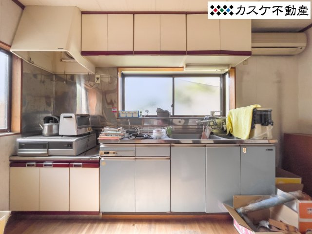 窓があるので換気のしやすいキッチンスペースです