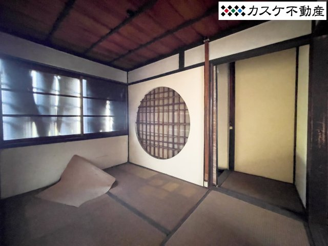 丸窓がある雰囲気のある二階和室です。