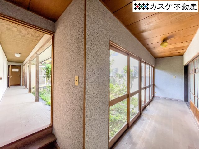 渡り廊下と縁側の境です