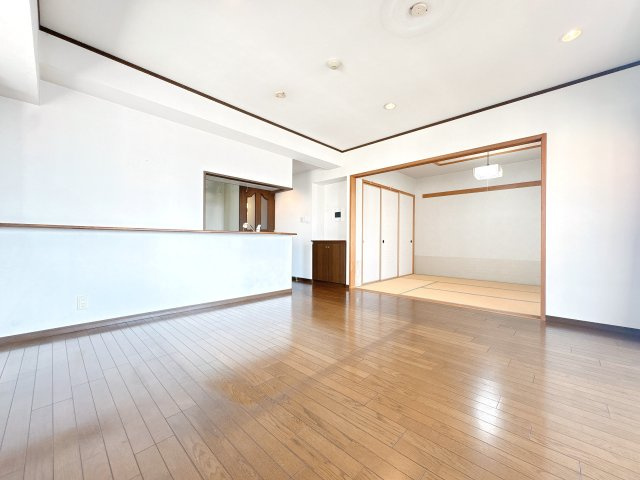 4LDKの広々とした間取りでゆったりとお過ごしいただける空間となっております♪　全居室エアコン設置可能な物件になります♪