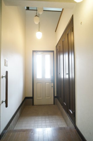 吹き抜けにより開放感が高く、玄関収納も豊富です