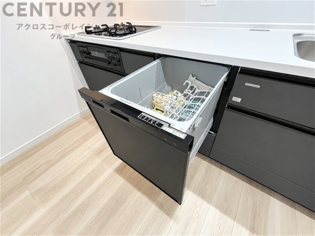 （分譲会社施工事例）　家事の負担を軽減してくれるビルトイン食器洗乾燥機を完備。食後の片付け時間を短縮でき、毎日の暮らしを快適にサポート。すっきりとキッチンに収まるデザインで、作業スペースも広々使えます