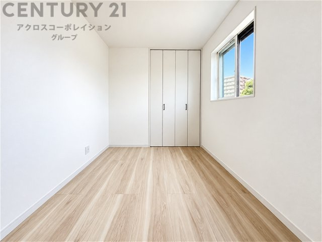 （分譲会社施工事例）　明るい光が差し込む、清潔感あふれる洋室。ナチュラルな木目調フローリングが心地よく、クローゼットも備えた収納力のある空間です。寝室や子ども部屋にもおすすめです。