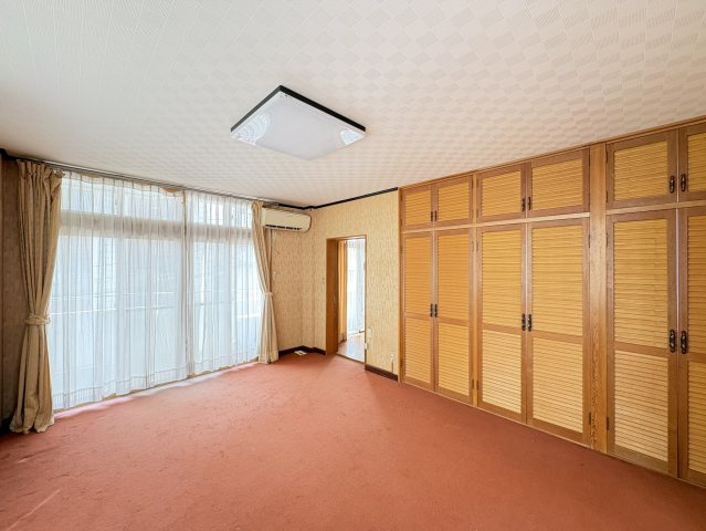 大容量の収納を備えた洋室で、衣類や荷物をすっきり整理できます。大きな窓から光が入り、明るく開放感のある空間。主寝室としてもおすすめで、収納と居住性を兼ね備えた使い勝手の良いお部屋です。