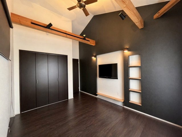 2階7.2帖の主寝室。梁やニッチが素敵な空間です＾＾照明は調光できます♪