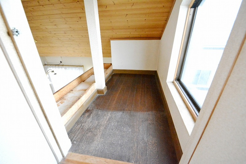 小屋裏収納は固定階段で上がることができ、重たい荷物を持っていても安心感があります。