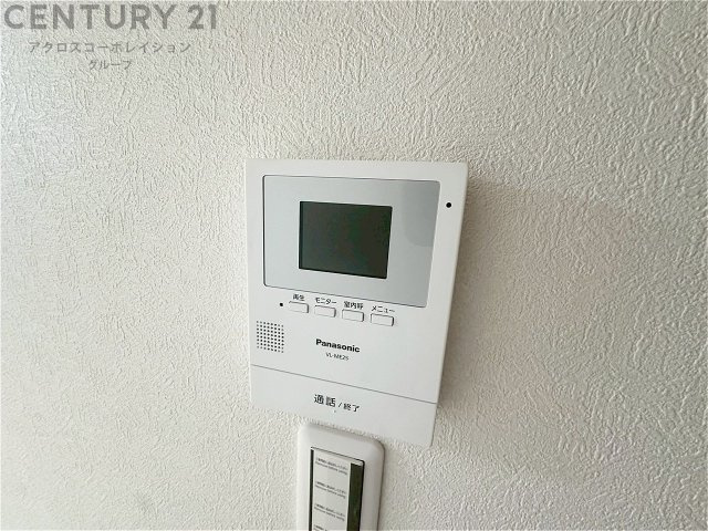 訪問者が来たときにテレビ画面で確認できるため、安心してドアを開けられます。録画機能があるものもあり、留守中に来訪者を記録しておくことができます。利便性が高く、セキュリティ面でも安心です　