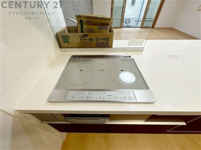 IHクッキングヒーターは高速で加熱し省エネで使いやすいく火を使わないため安全で、清掃も簡単です。調理制御がしやすく、食材を均等に加熱できます。　