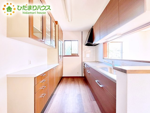 キッチンには大容量の収納を採用しております。奥までしっかりと収納として活用でき、取り出す時も手前の物をどかしたりする手間など掛かりません、キッチン周りをいつもスッキリにしておけます。