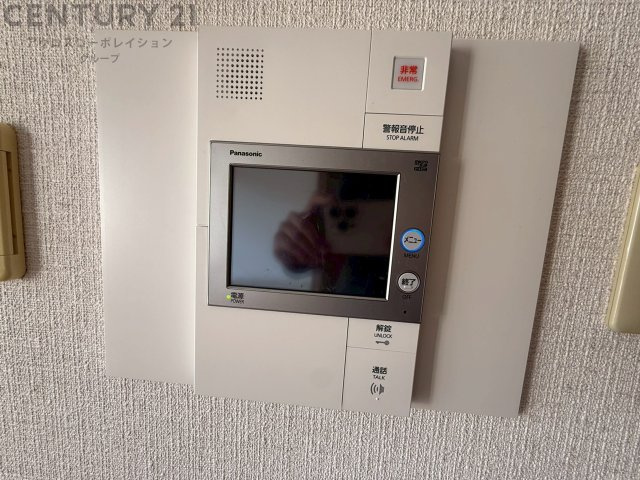 訪問者が来たときにテレビ画面で確認できるため、安心してドアを開けられます。録画機能があるものもあり、留守中に来訪者を記録しておくことができます。利便性が高く、セキュリティ面でも安心です。