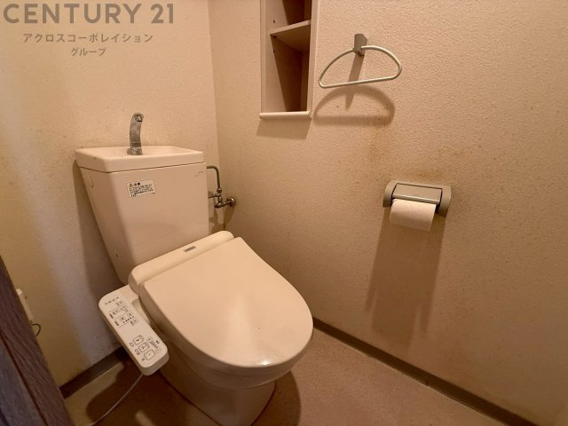 温水洗浄便座付トイレは温水洗浄機能により、暖かい水でおしりを洗浄することができ、冷たい水を使う従来の便座に比べ、温水洗浄機能で暖かいトイレを提供し、快適な使用を可能にします。