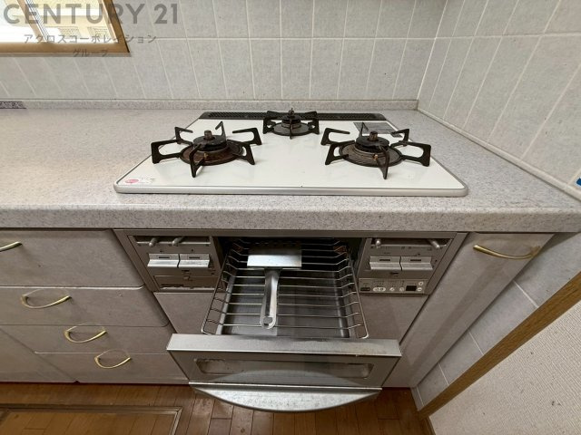 多数の調理器具を同時に使用でき、料理の効率化が可能。省エネで節約になり、様々な料理スタイルに適応できます。また、火力調整が独立しており、手入れや掃除もしやすく、今よりもっとお料理が楽しくなるかも。