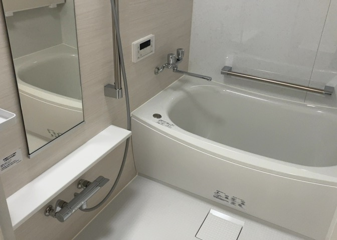 入浴時の快適さも大事なことですが、綺麗な状態を維持できなければ気持ちよく入浴できません。毎日の掃除が楽という点は大事なポイントになります！カビが生えにくく掃除がしやすい、壁や浴槽を選ぶといいでしょう。