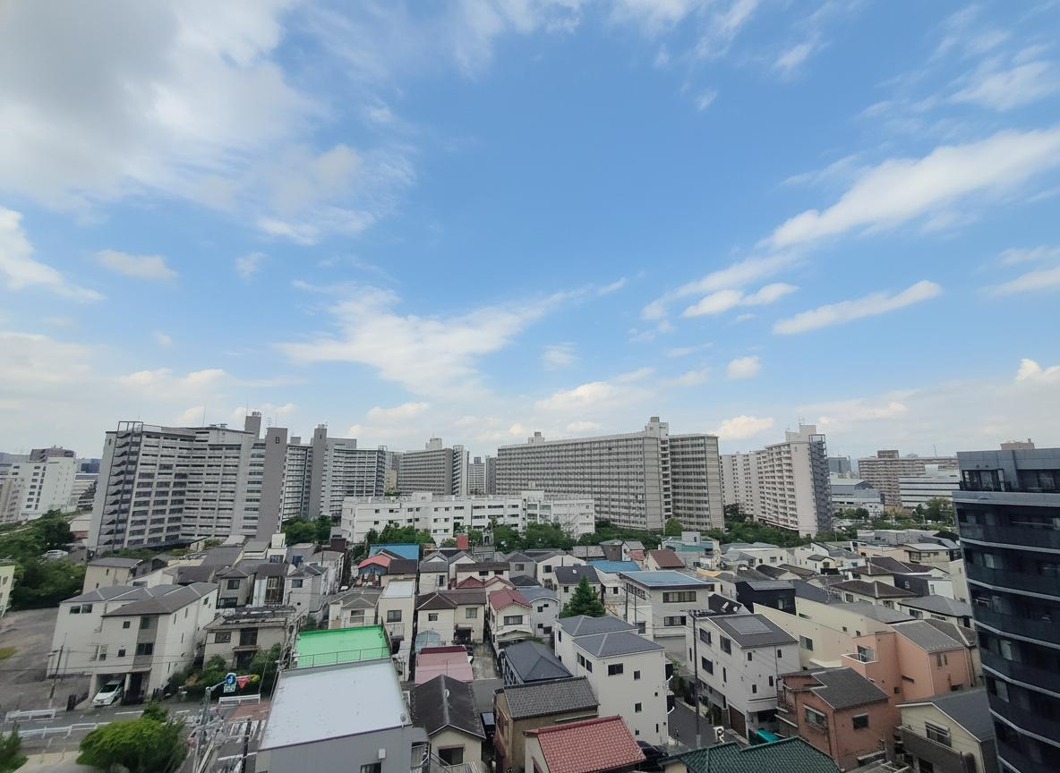 【眺望】　晴れた日には、一面に広がる爽快な青空を堪能していただけます。