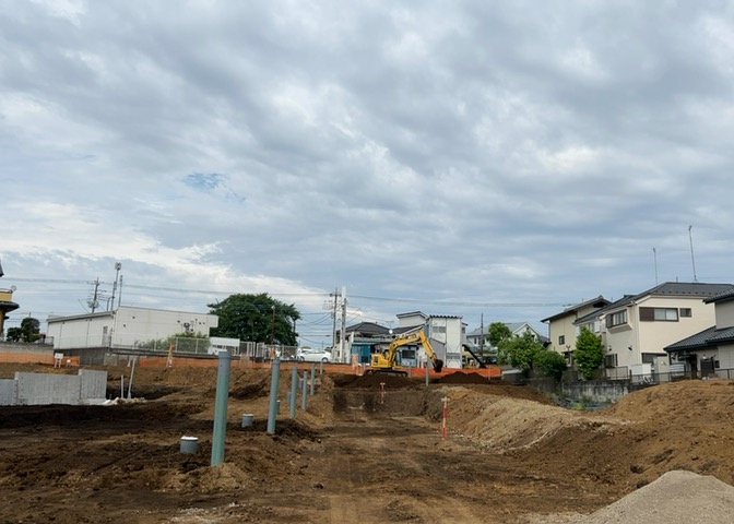 土地の面積＝住宅面積ではありません。建ぺい率の問題などで、土地のある場所によって住宅を建てられる面積は限られています。高さもしかり、「土地」という言葉の中には、建築条件も含まれると考えておきましょう。