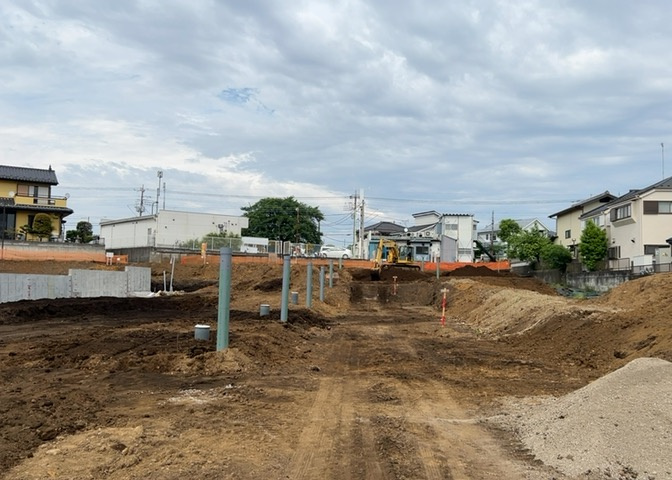 家を建てる場合、方位は要チェックです。現実的に日当たりのよい家ならばリビングは南側、建築基準法でも北側に当たる家への配慮は求められています。土地を見学に行く際は、方位磁針を持って行くようにしましょう。