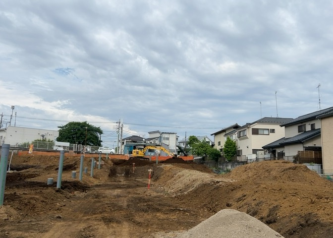 土地の前の道路に消火栓が設置されていることがあります。この場合、道路交通法第45条第1項により、駐車禁止の場所が指定されています。そのため、車庫などの駐車スペースをつくることができない場合があります。
