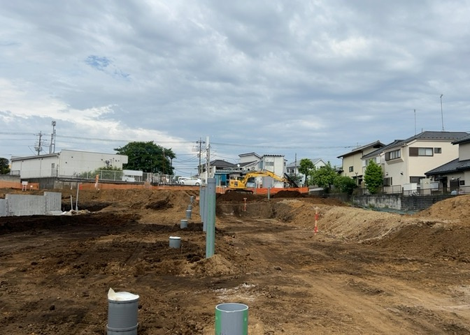 土地購入を検討されている場合、境界杭がない状態で購入してしまうと境界確定測量をする必要があり、費用がかかります。購入の前に、売主、隣土地所有者立ち合いのもと境界を確定し境界杭を設置するのがベストです。