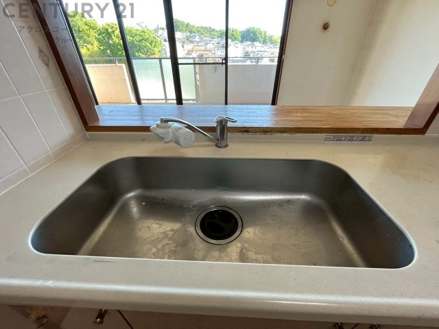 大きなシンクでお鍋などの大きな調理器具を洗う際にも便利です。