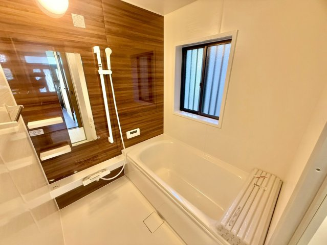 一日の疲れを癒すリラックス空間として快適な浴室。