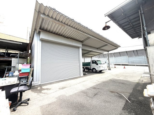 駐車スペースとシャッター付き倉庫です