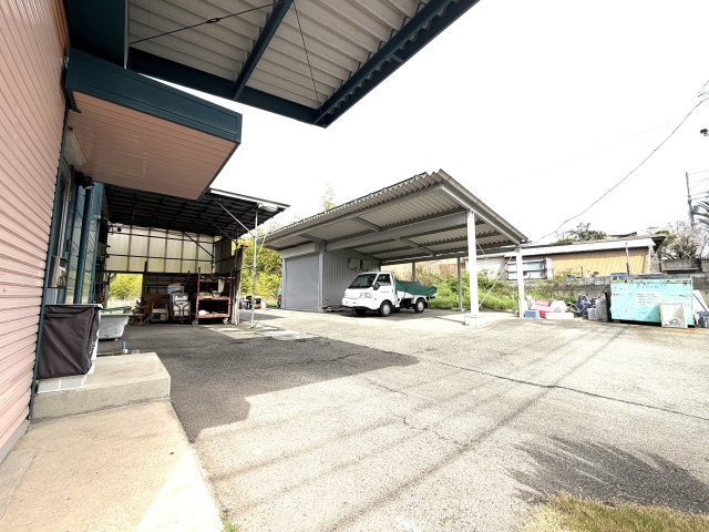 屋根付き駐車スペースもあります