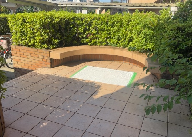 中庭（パティオ）とは、一つの建築物の内部に設けられた、壁などで囲われている庭のことを指します。コの字型、ロの字型が主流ですが、L字型の中庭もあります。最近では、インテリア性の高さからも人気があります。