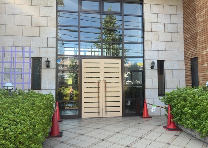 マンションのエントランスには、もともと風よけや防犯の役割がありますが、マンションによって宅配ボックスなどの設備が備わっている所もあります。日々の生活をイメージしながら生活しやすさをチェックしましょう。
