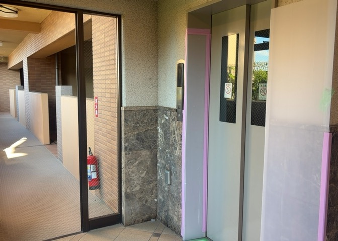 共用部分は、一棟の建物に住む区分所有者全員が共同で所有するとし、共用部分の管理、補修などは、区分所有者で形成される管理組合が行います。個人の判断で勝手に変更することはできませんので覚えておきましょう。