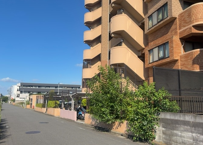 隣家の土地はどうなっているのか、生活利便施設が近くにあるのか、学校まで近いかなど、お客様のライフスタイルにあわせたイメージが重要です。また、近くにあると困る施設が近くにないかも確認するといいでしょう。