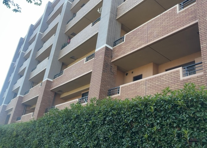 ＲＣ造、Reinforced　Concreteは直訳すると補強されたコンクリートです。主に柱や梁・床・壁が鉄筋とコンクリートで構成おり、鉄筋を組んだ型枠にコンクリートを流し込んで固めたものを指します。