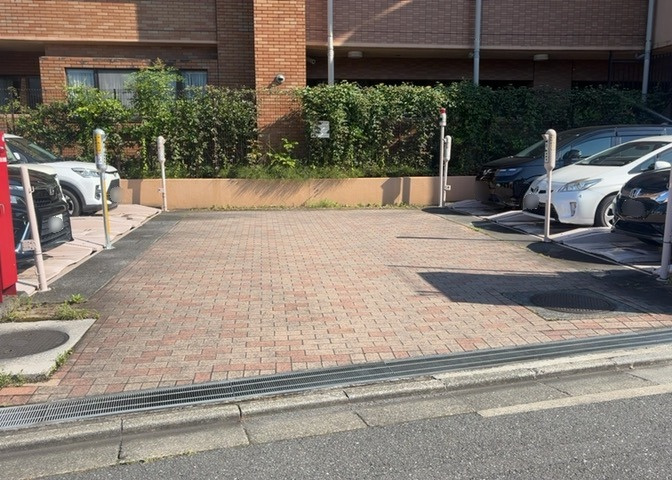 マンションの駐輪場は、事前に空きがあるか確認を取ると安心です。せっかく入居したのに駐輪スペースがない！なんてことになったら大変ですよね。そこで、内見時や購入前にはまず事前に確認しておくと良いでしょう。