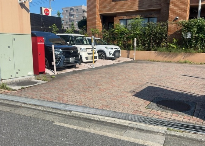 駐車場と明記されていても、最小スペースでつくられた駐車場だと大型車は駐車できなかったり、出入りしにくくなったりする可能性があります。お車のサイズと購入したい物件の駐車場のサイズを現地で確認しましょう。