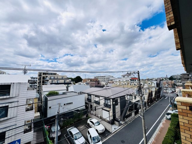 光と風を誘う窓やバルコニーが、快適な住空間を感じさせる