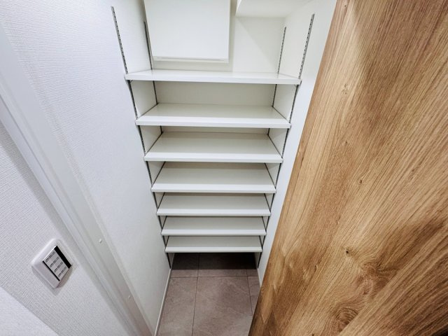 大容量の可動棚式シューズインクローゼットで玄関もスッキリ