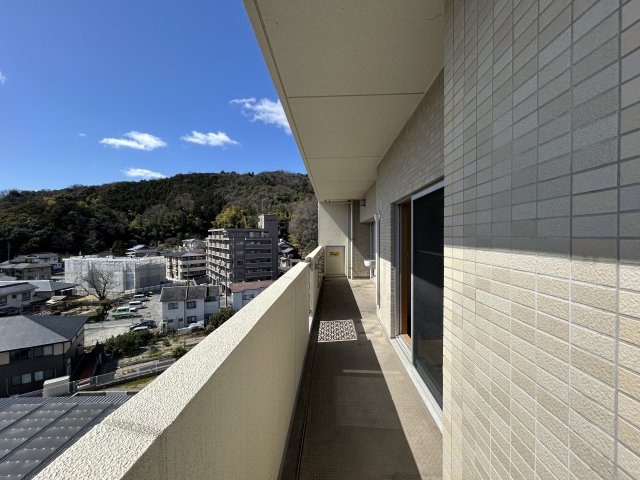 開放感のあるバルコニーは、前面に遮る建物が少なく眺望も良好。空や周辺の街並みを見渡すことができ、日当たりや風通しにも優れた心地よい空間。洗濯物や布団干しにも十分なスペースがあります。
