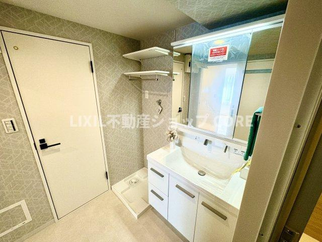 鏡の裏に豊富な収納量を確保した、三面鏡タイプの洗面化粧台。洗面室の整頓にも役立ちますね。　