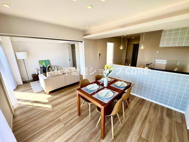 子供たちが元気に笑いながら走り回っている姿が目に浮かぶ空間で開放感を演出するリビングです。　