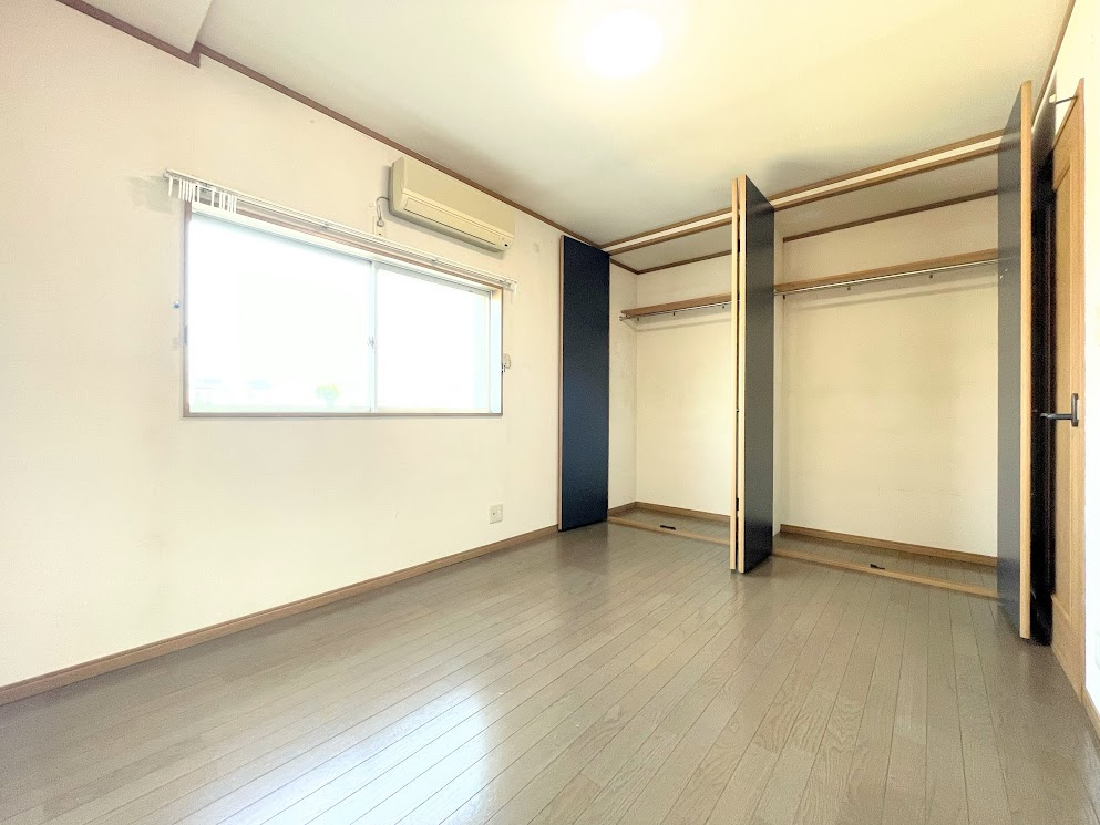 ◆室内はいつも明るい印象なので気持ちの良い朝を迎えられます。各部屋にはクローゼットを完備しており、収納が多いお家はすっきりして快適空間です。