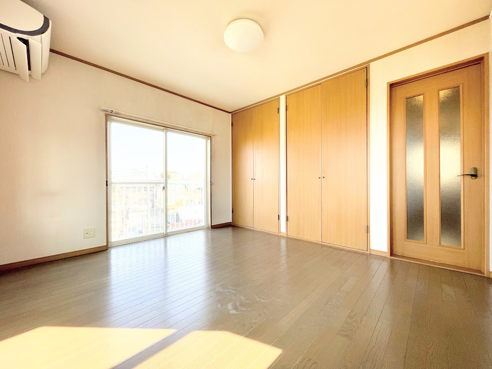 ◆室内はいつも明るい印象なので気持ちの良い朝を迎えられます。各部屋にはクローゼットを完備しており、収納が多いお家はすっきりして快適空間です。