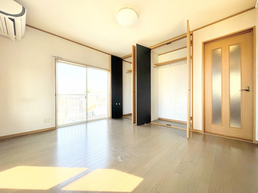 ◆室内はいつも明るい印象なので気持ちの良い朝を迎えられます。各部屋にはクローゼットを完備しており、収納が多いお家はすっきりして快適空間です。